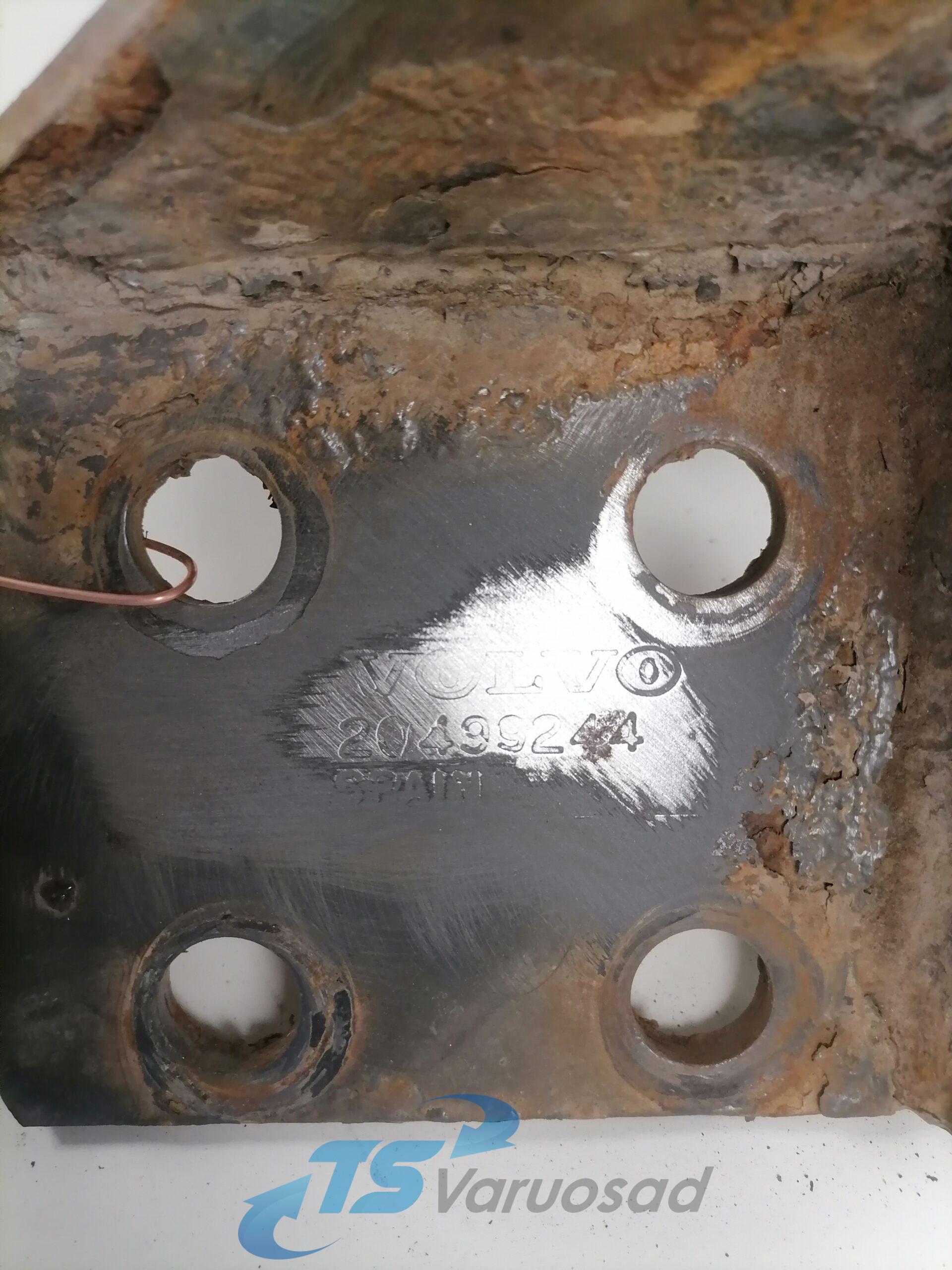 Volvo esikaitseraua kandur, parem