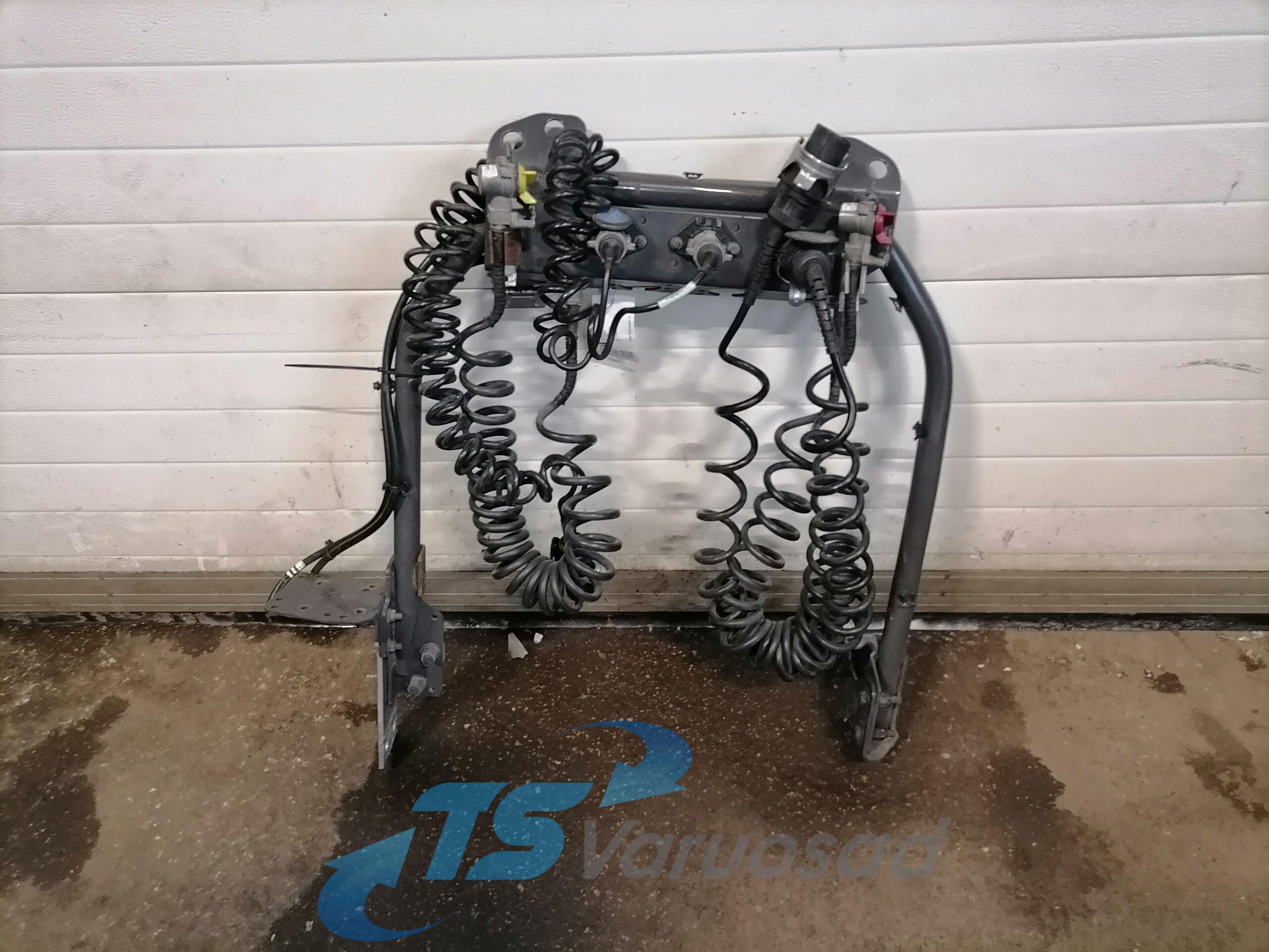 Kabiini tagune haagise pistikute kinnitusraam