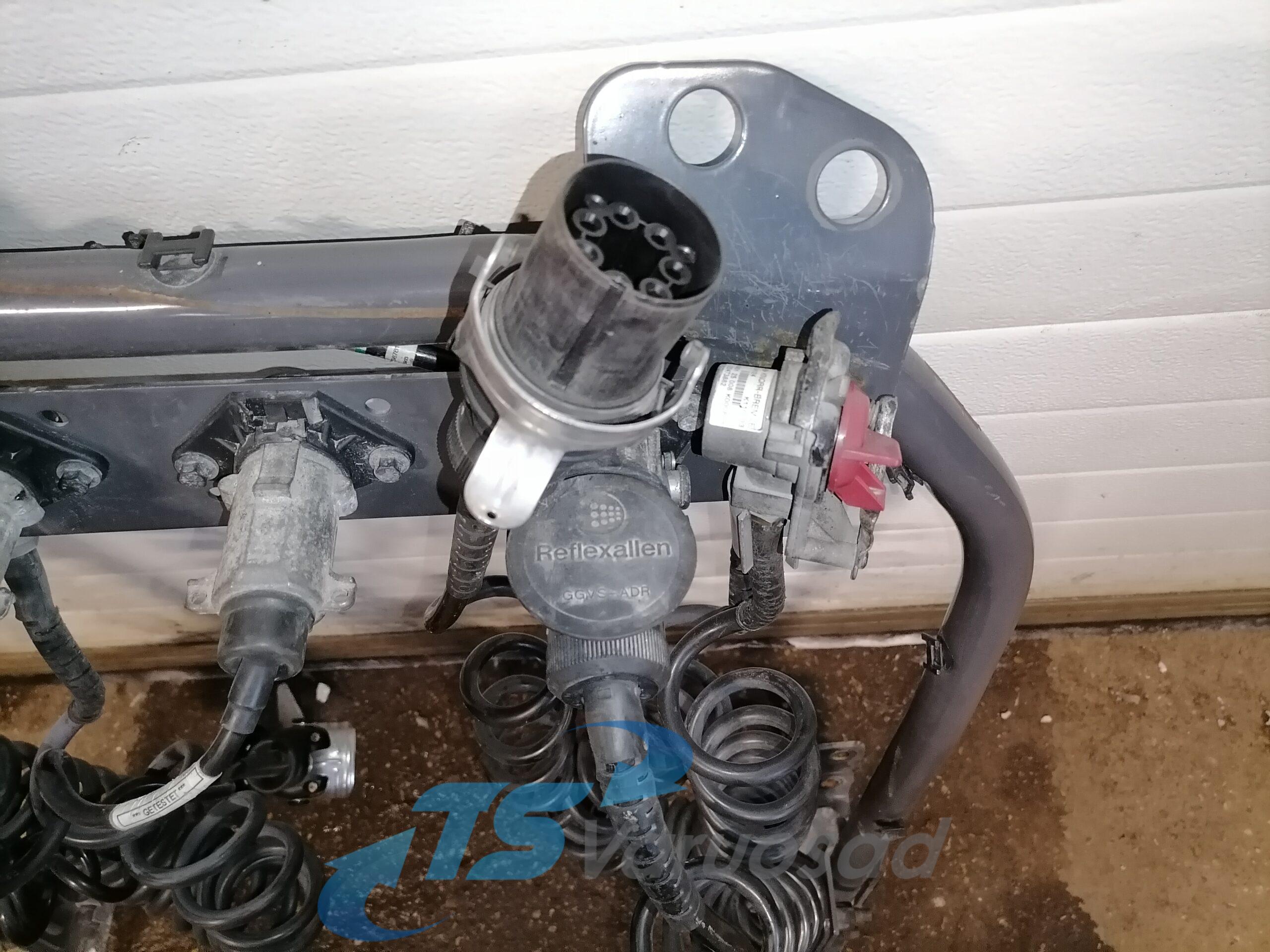 Kabiini tagune haagise pistikute kinnitusraam