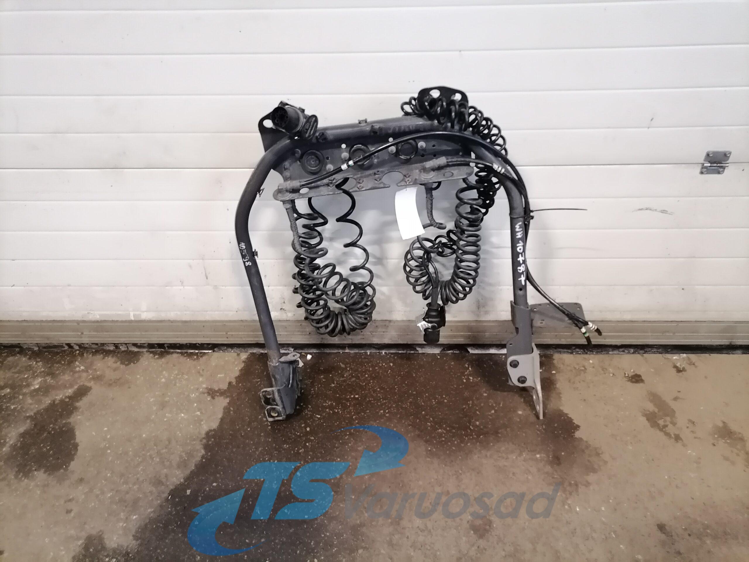 Kabiini tagune haagise pistikute kinnitusraam