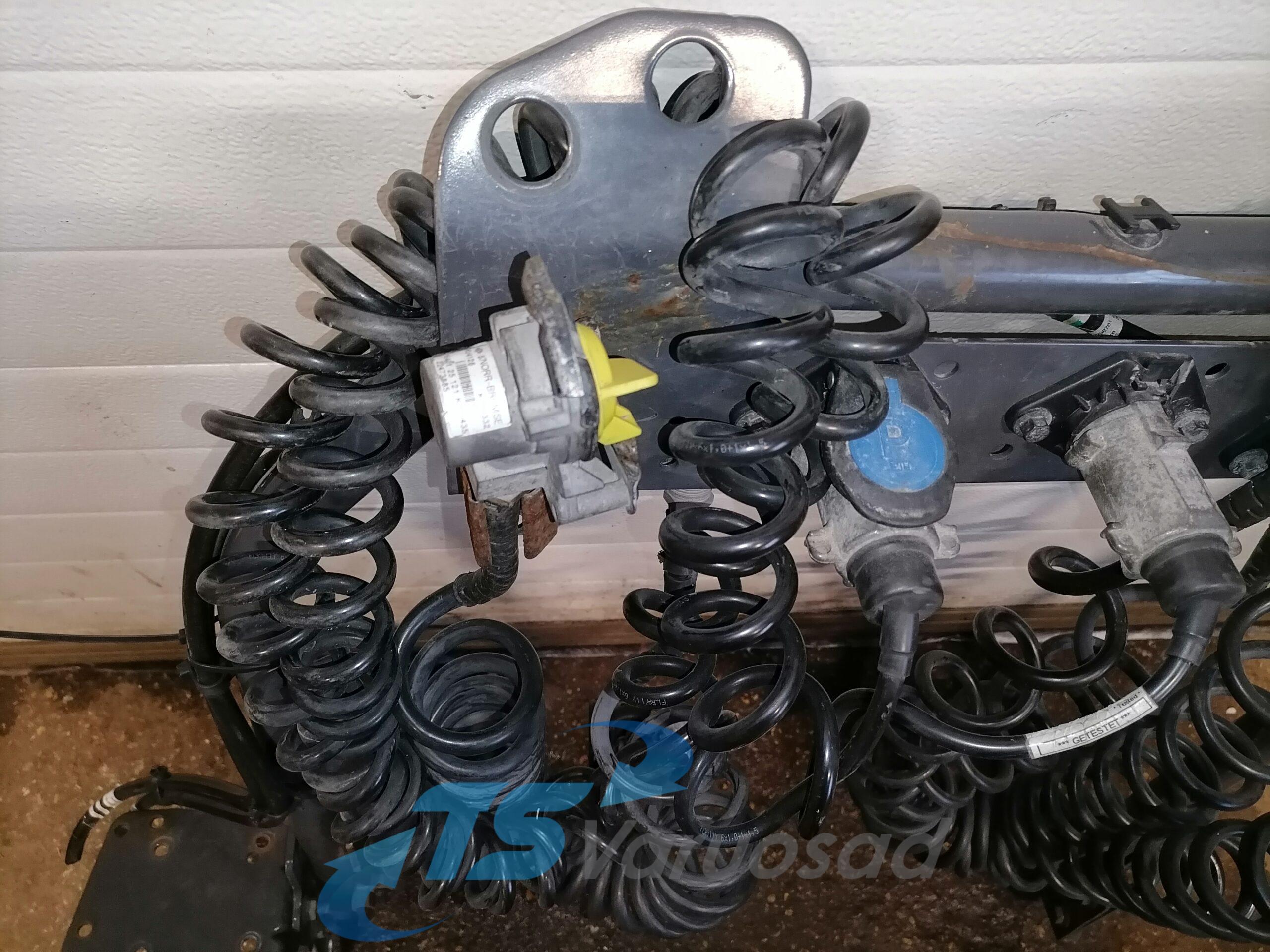 Kabiini tagune haagise pistikute kinnitusraam