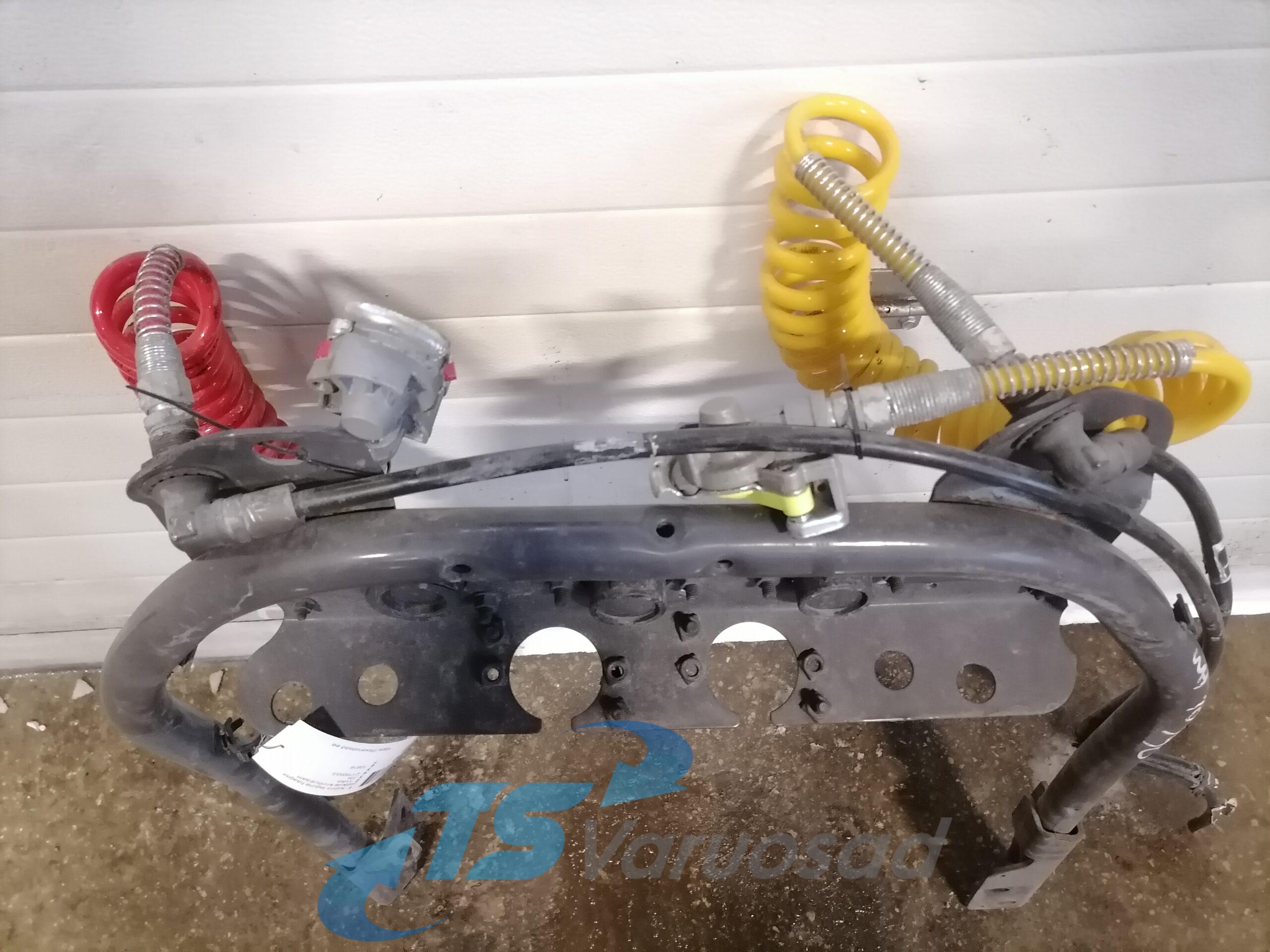 Kabiini tagune haagise pistikute kinnitusraam