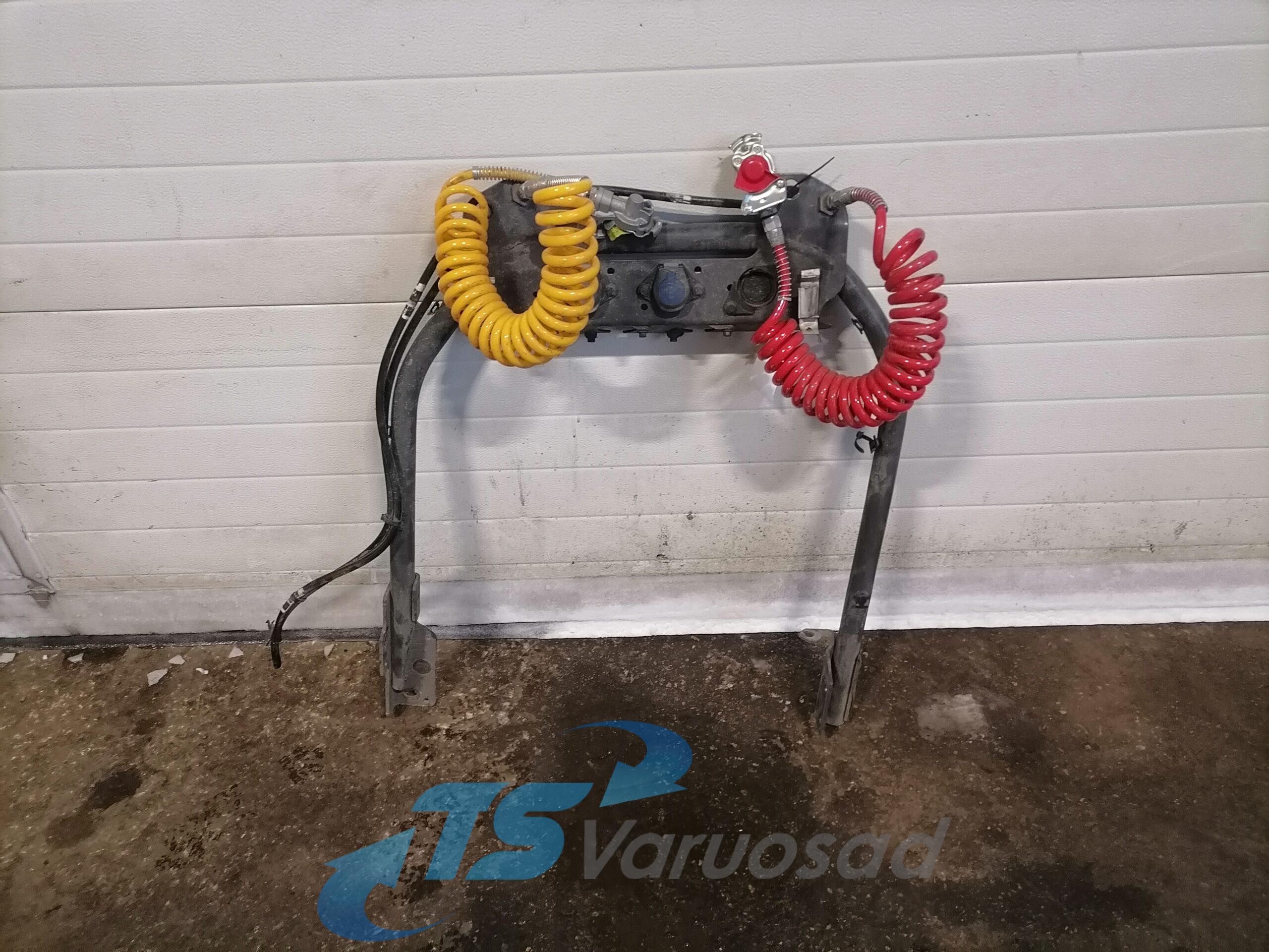 Kabiini tagune haagise pistikute kinnitusraam