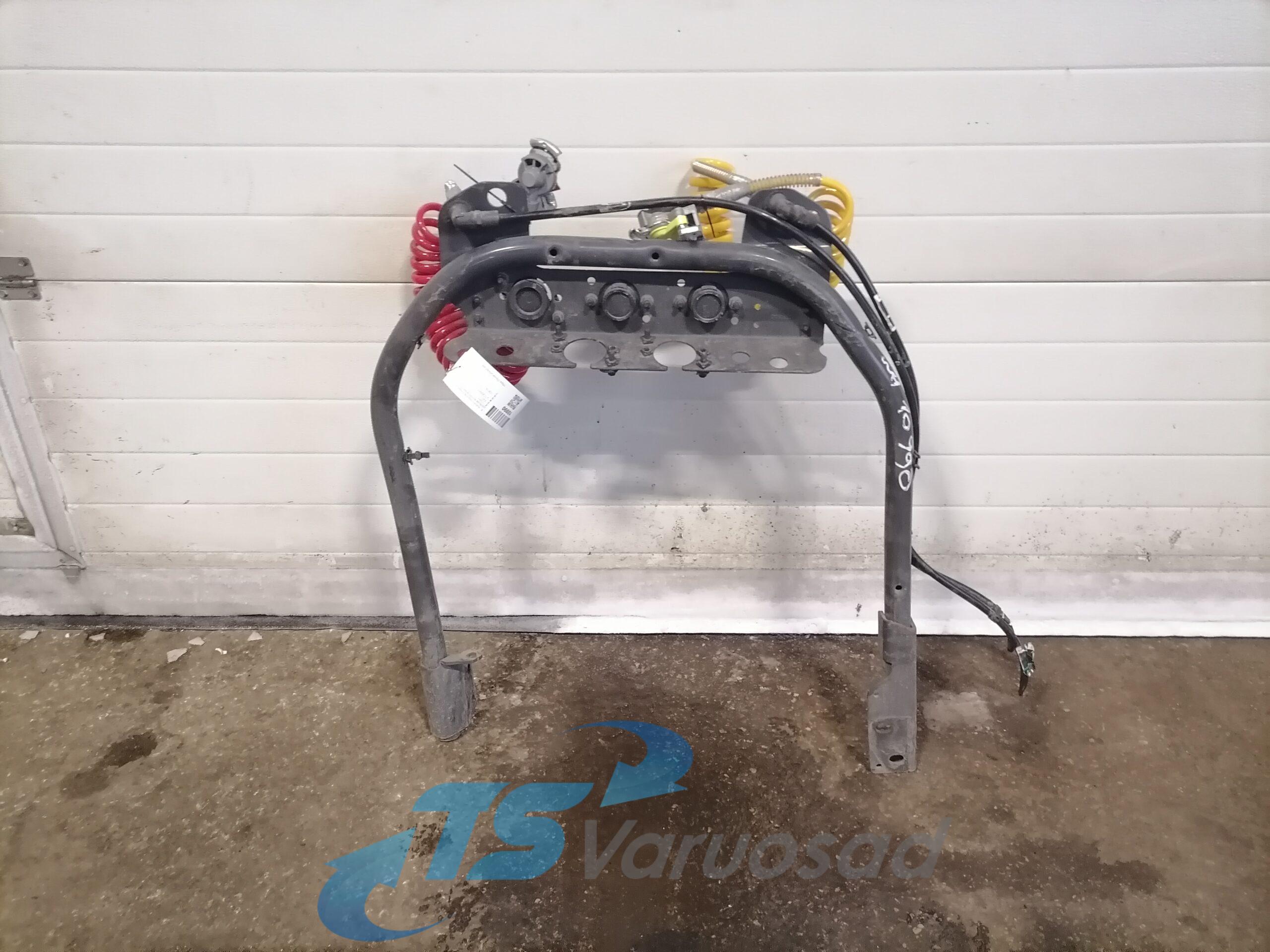 Kabiini tagune haagise pistikute kinnitusraam