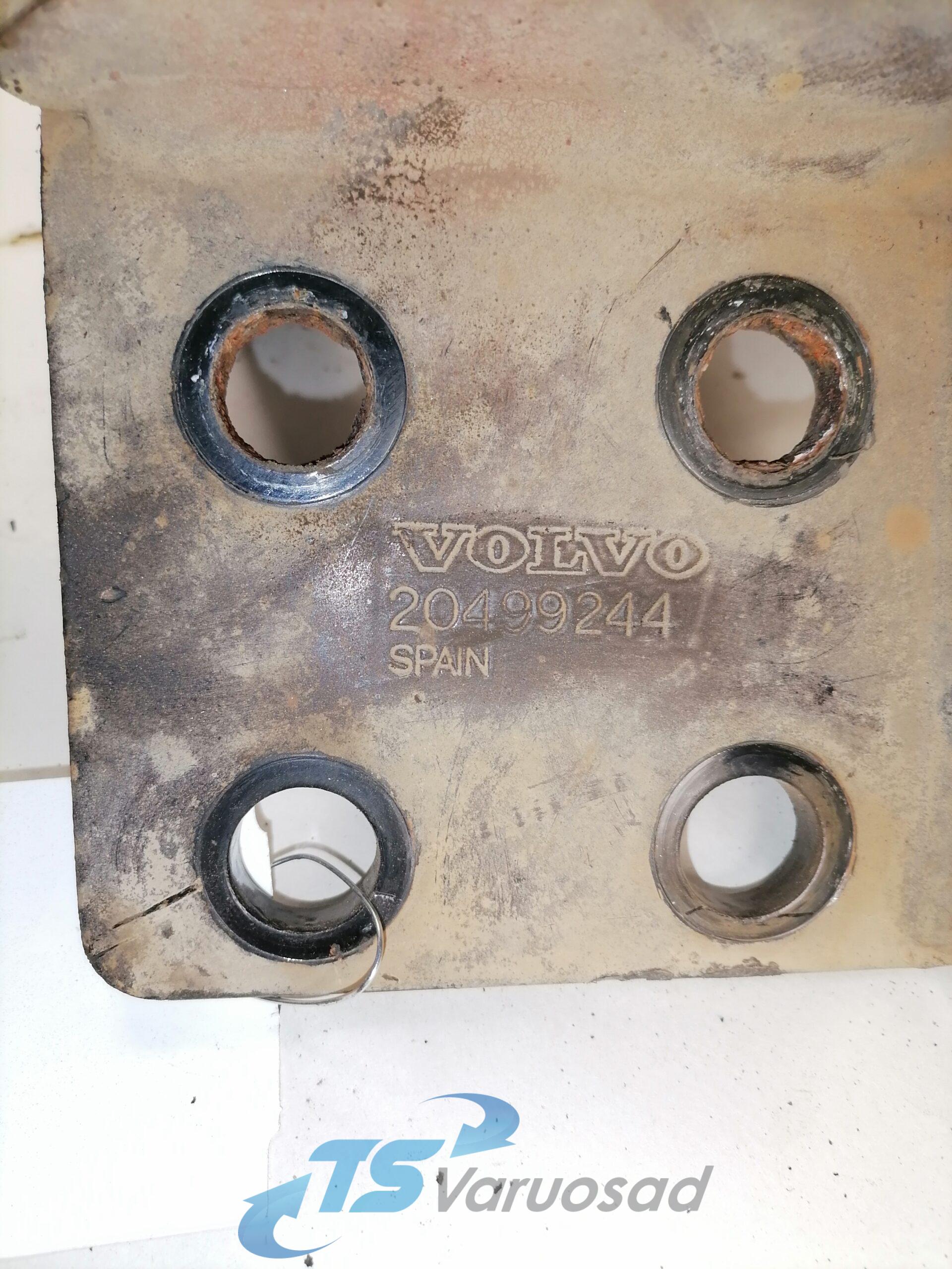 Volvo esikaitseraua kandur, parem