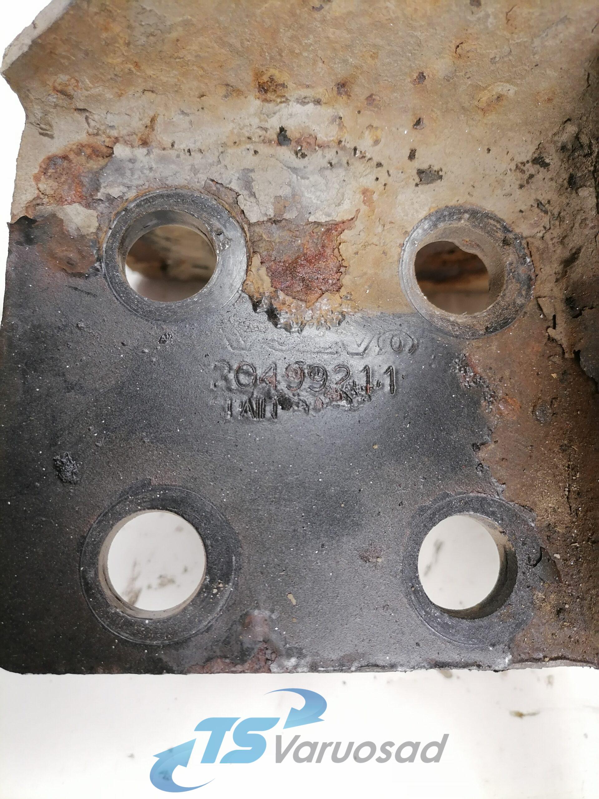 Volvo esikaitseraua kandur, parem