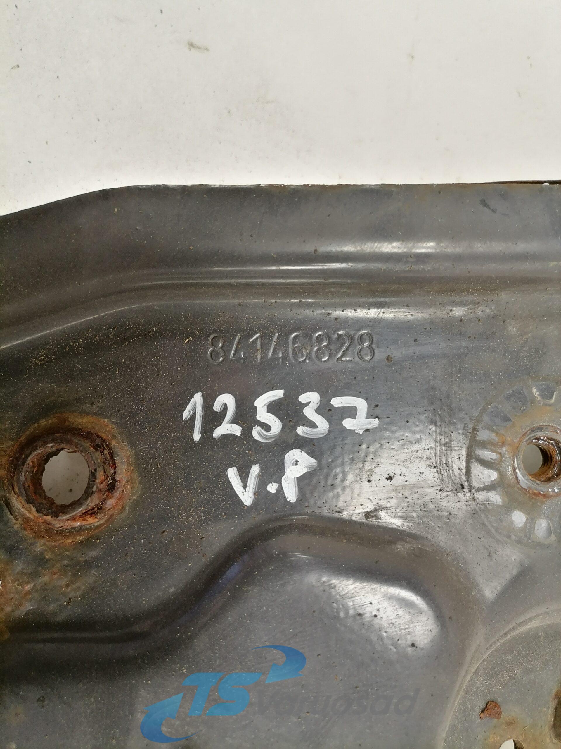 Esitule kinnitusraam, vasak