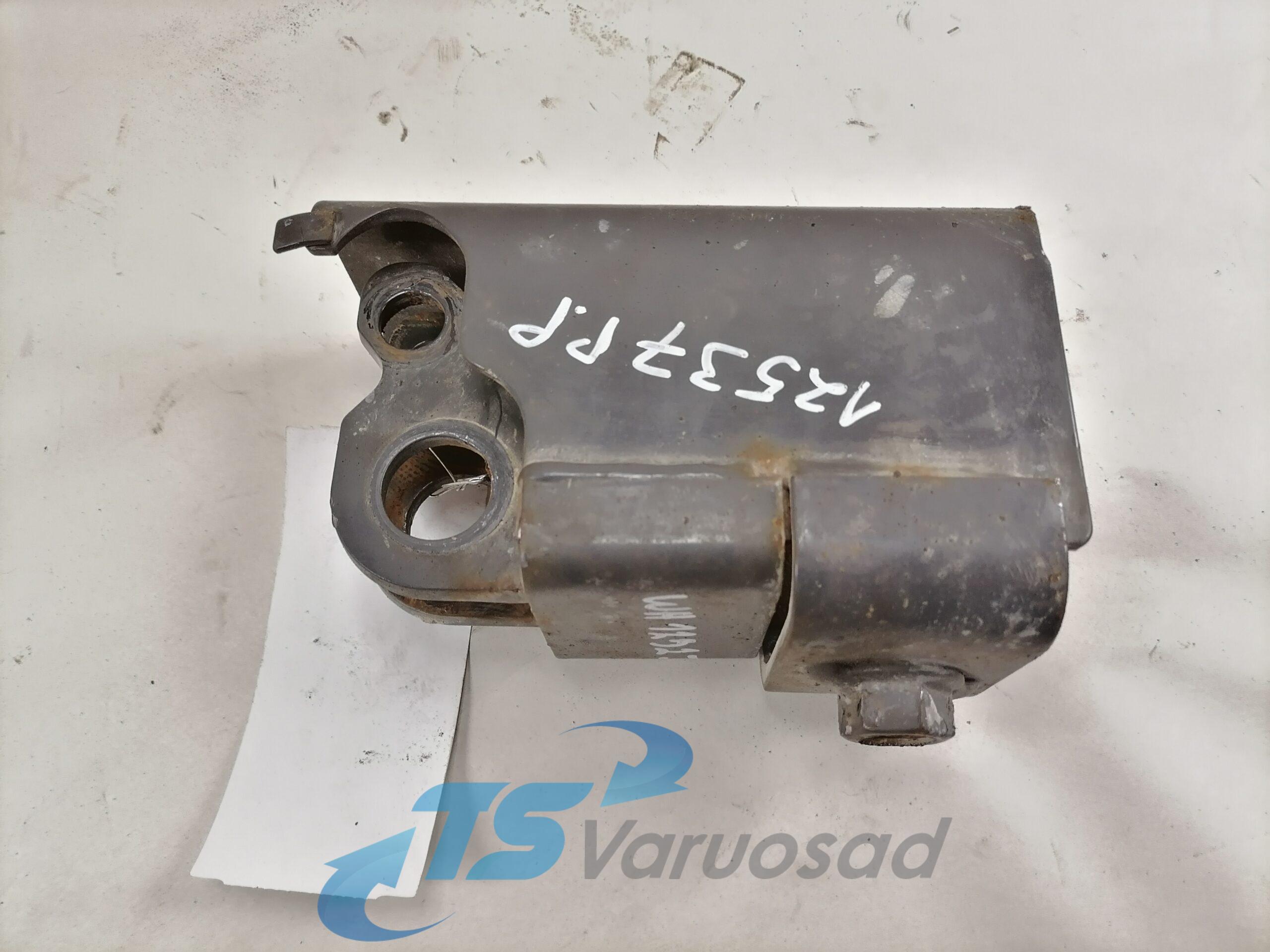 Volvo esikaitseraua kandur, parem