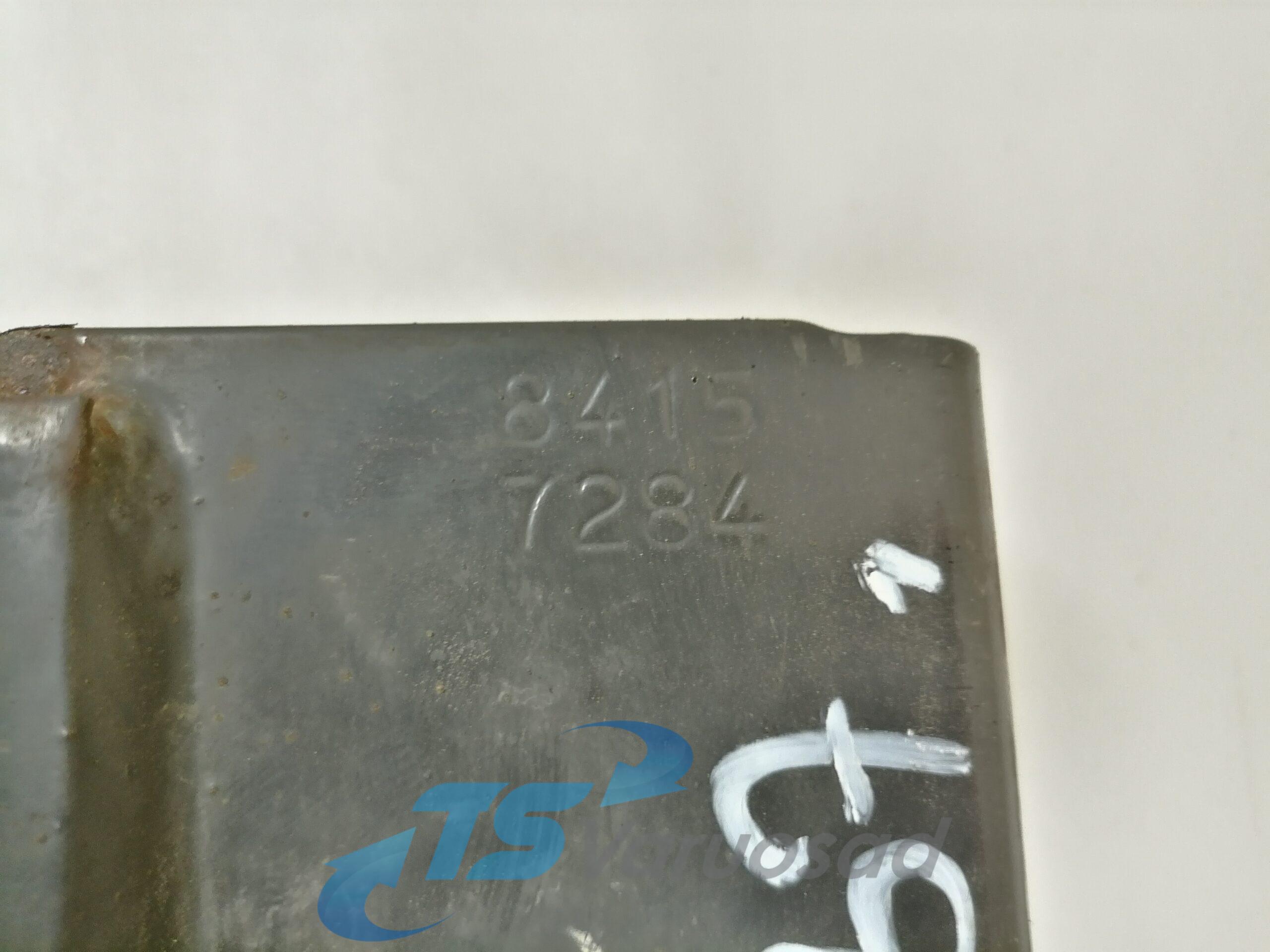 Volvo esikaitseraua kandur, parem