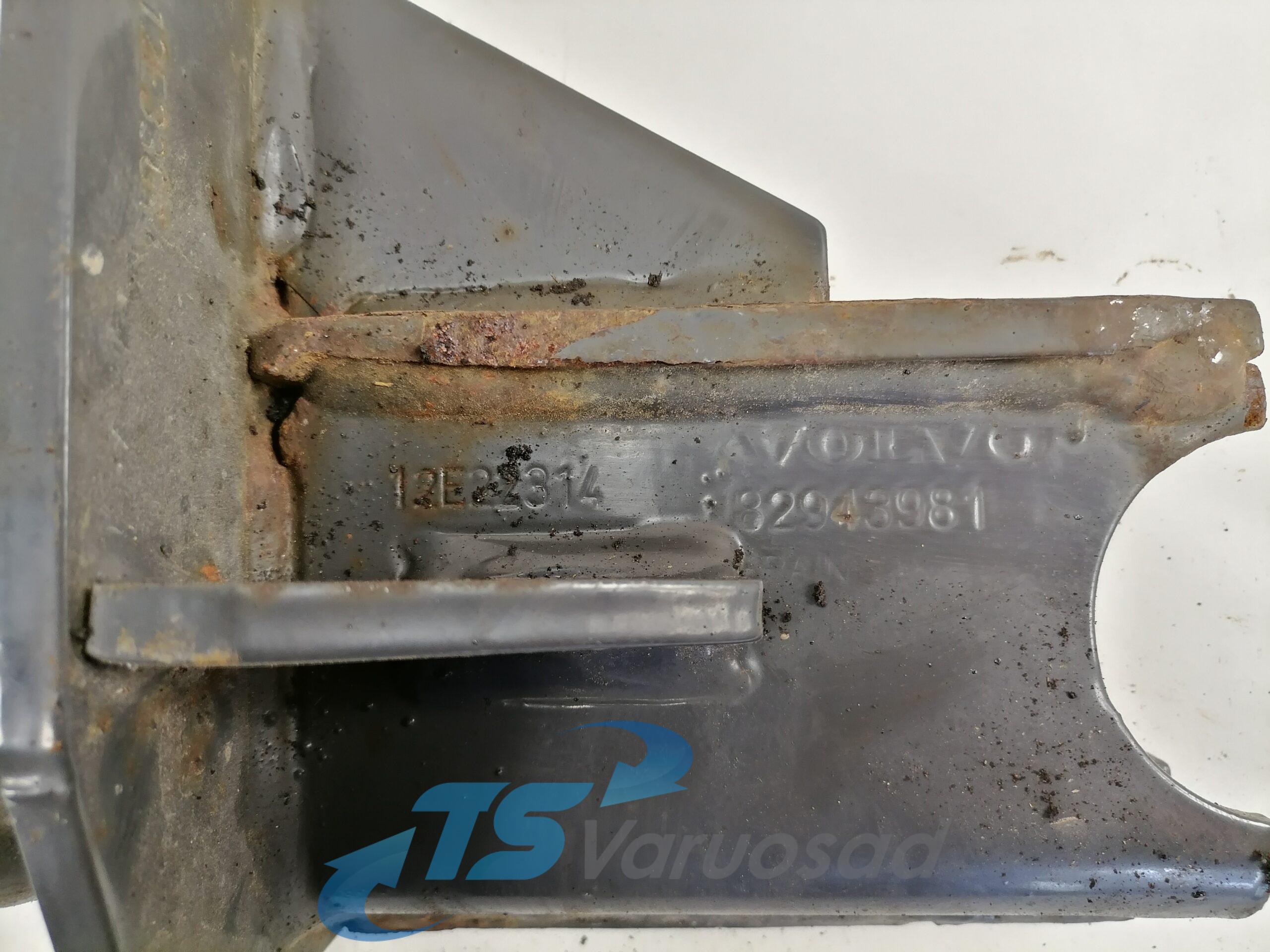 Volvo esikaitseraua kandur, parem