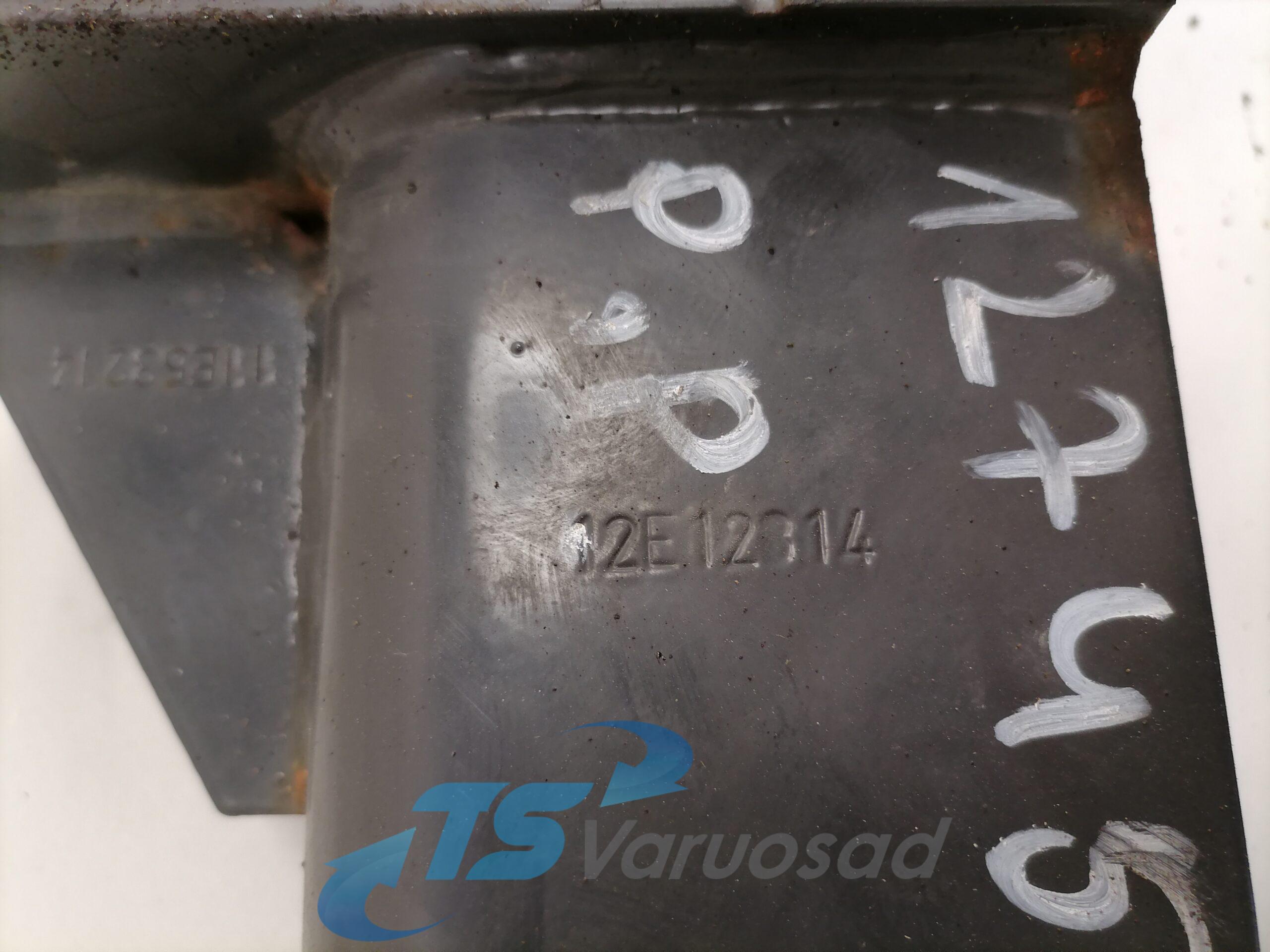 Volvo esikaitseraua kandur, parem