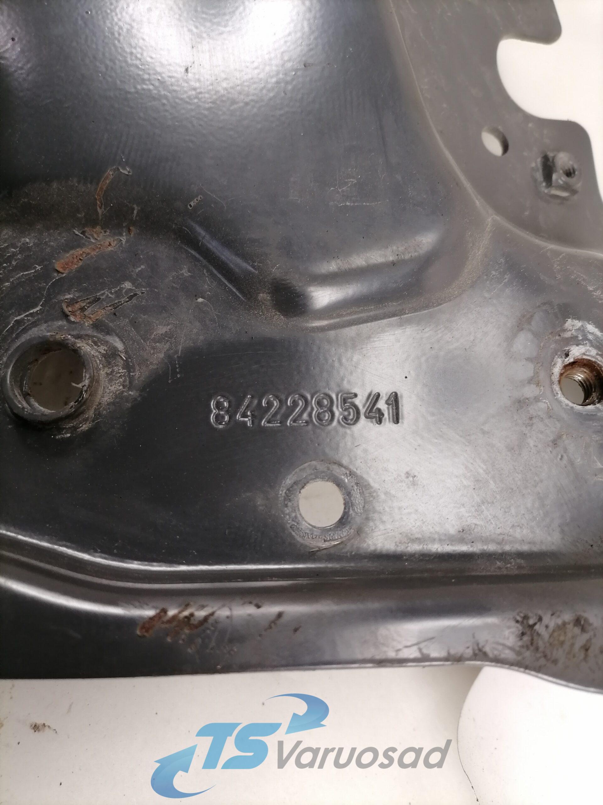 Esitule kinnitusraam, parem