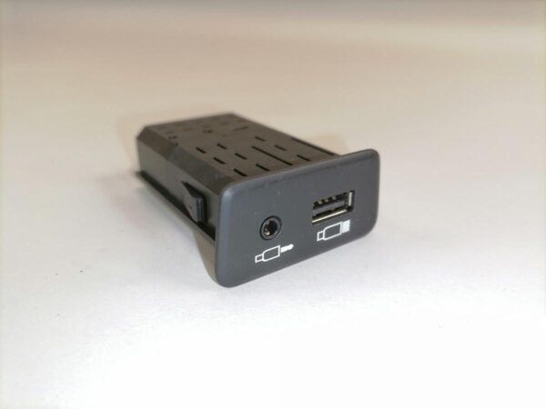 USB/AUX pistikute paneel