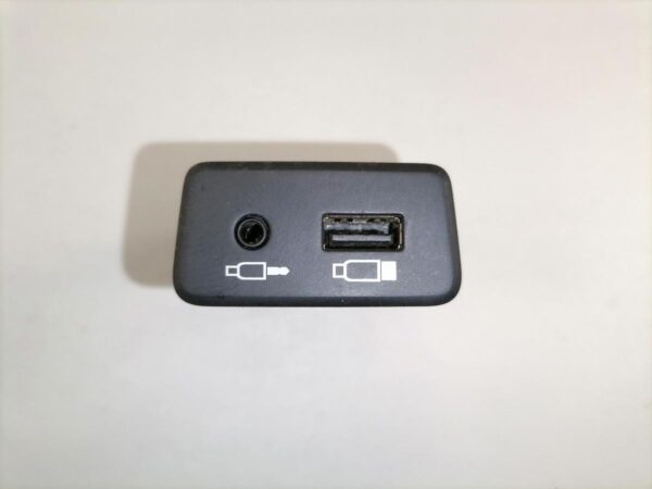 USB/AUX pistikute paneel