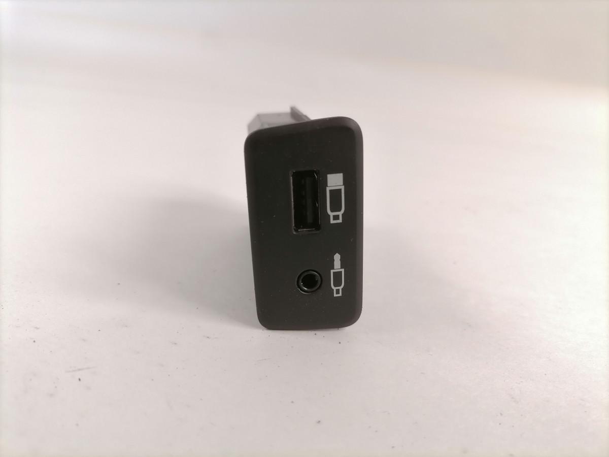 USB/AUX pistikute paneel