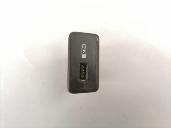 USB pistiku paneel