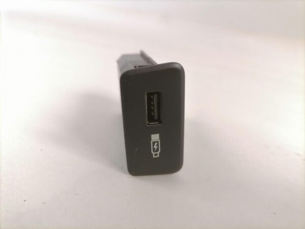 USB pistiku paneel