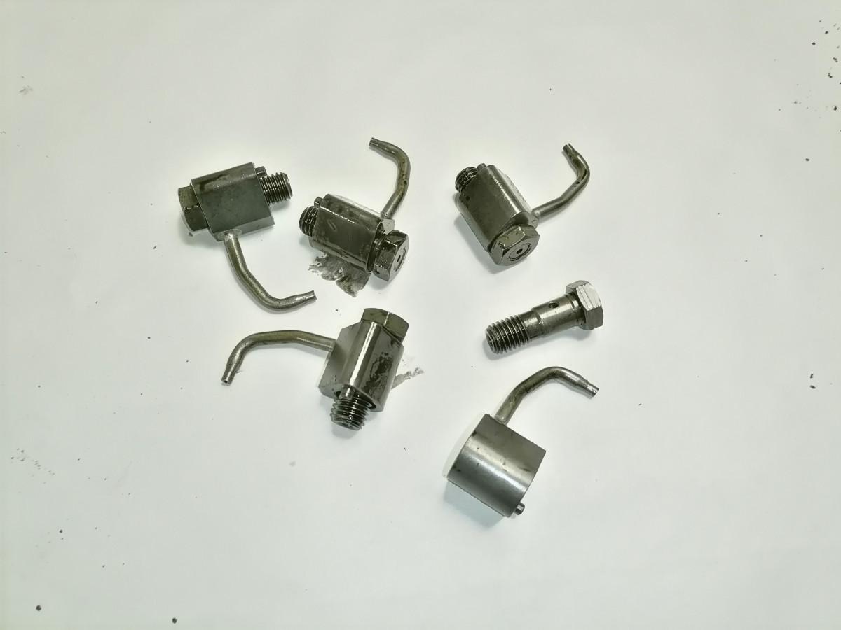 Piston cooling nozzle