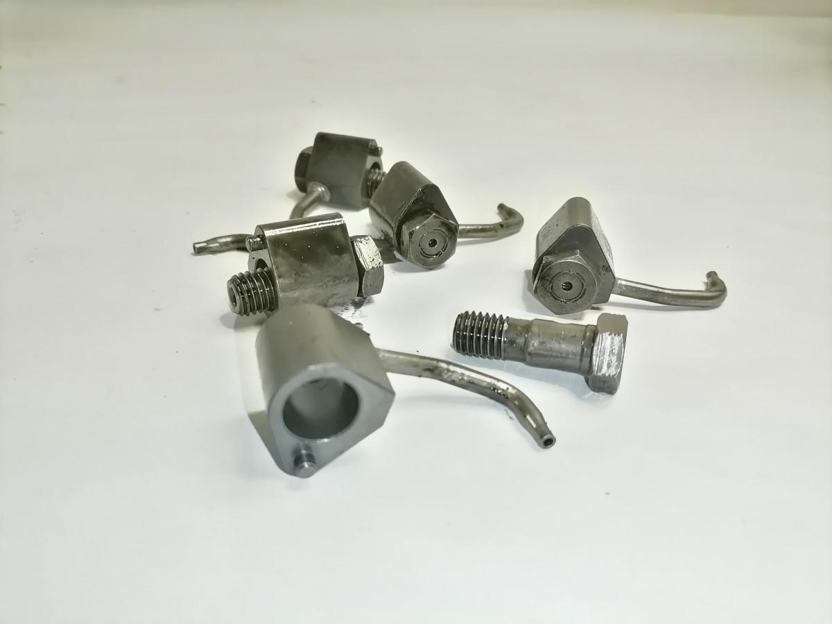 Piston cooling nozzle
