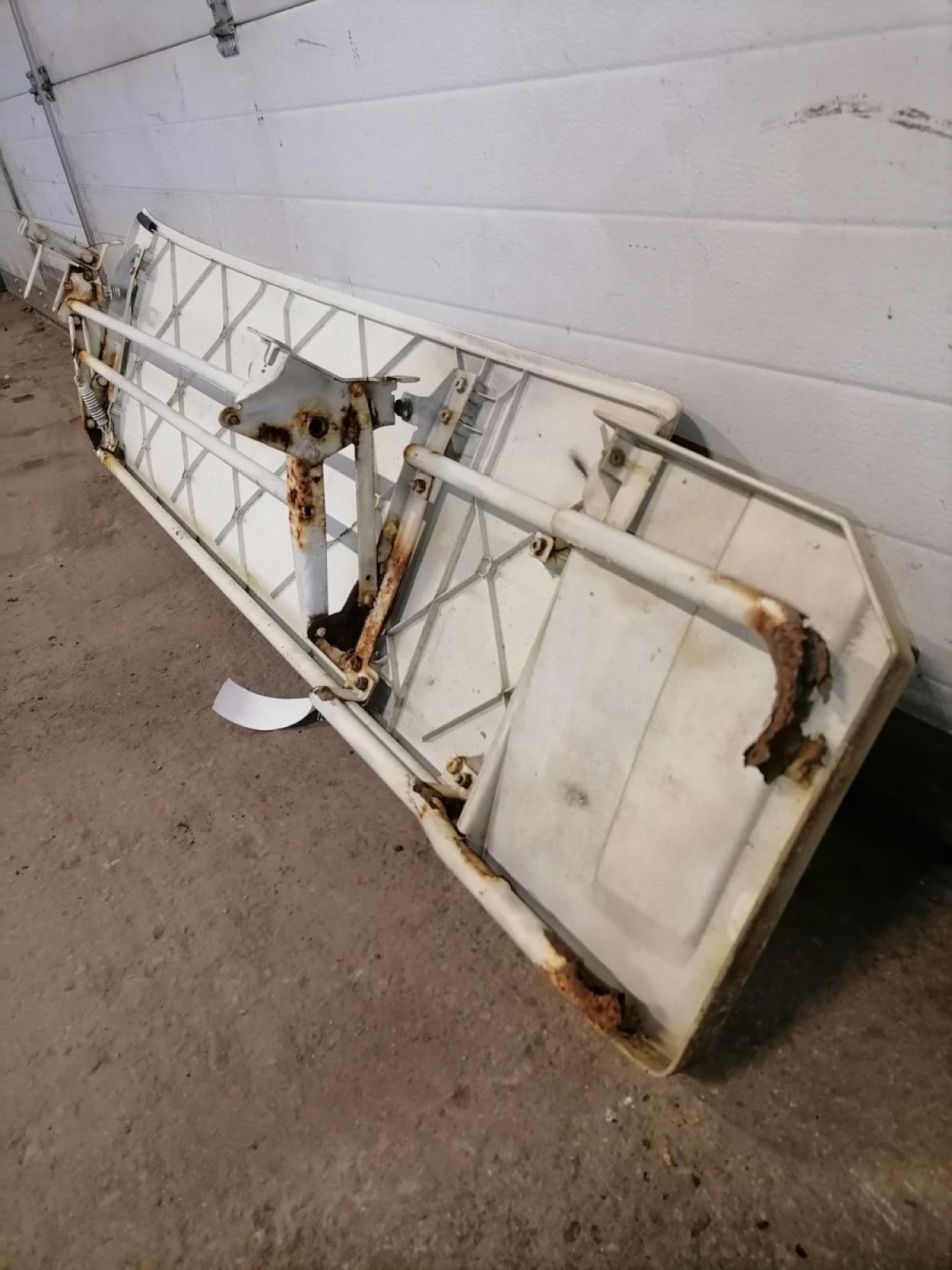 Scania kabiini tuulesuunaja, vasak külg