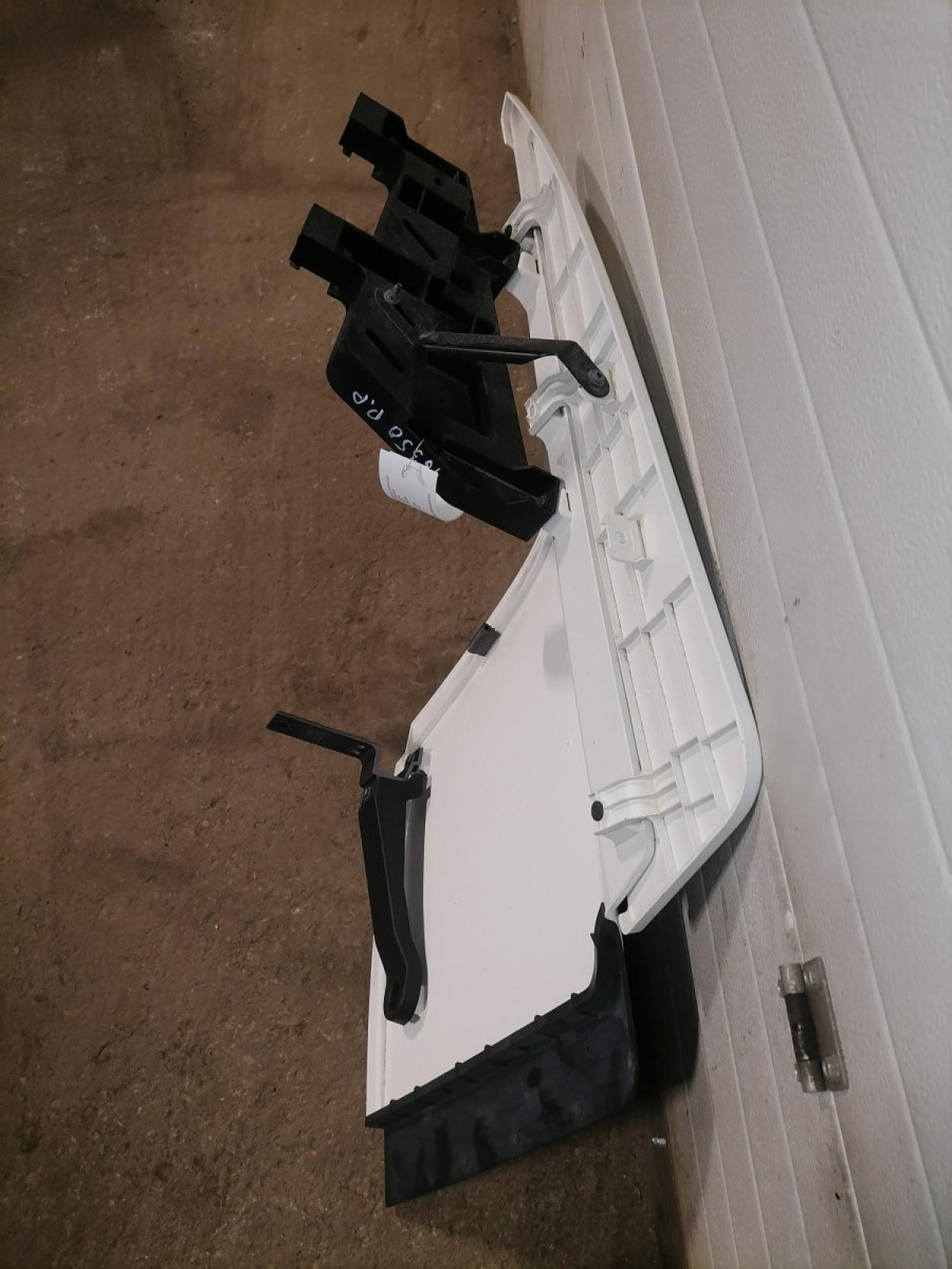 Kabiini tuulesuunaja, ülemine parem