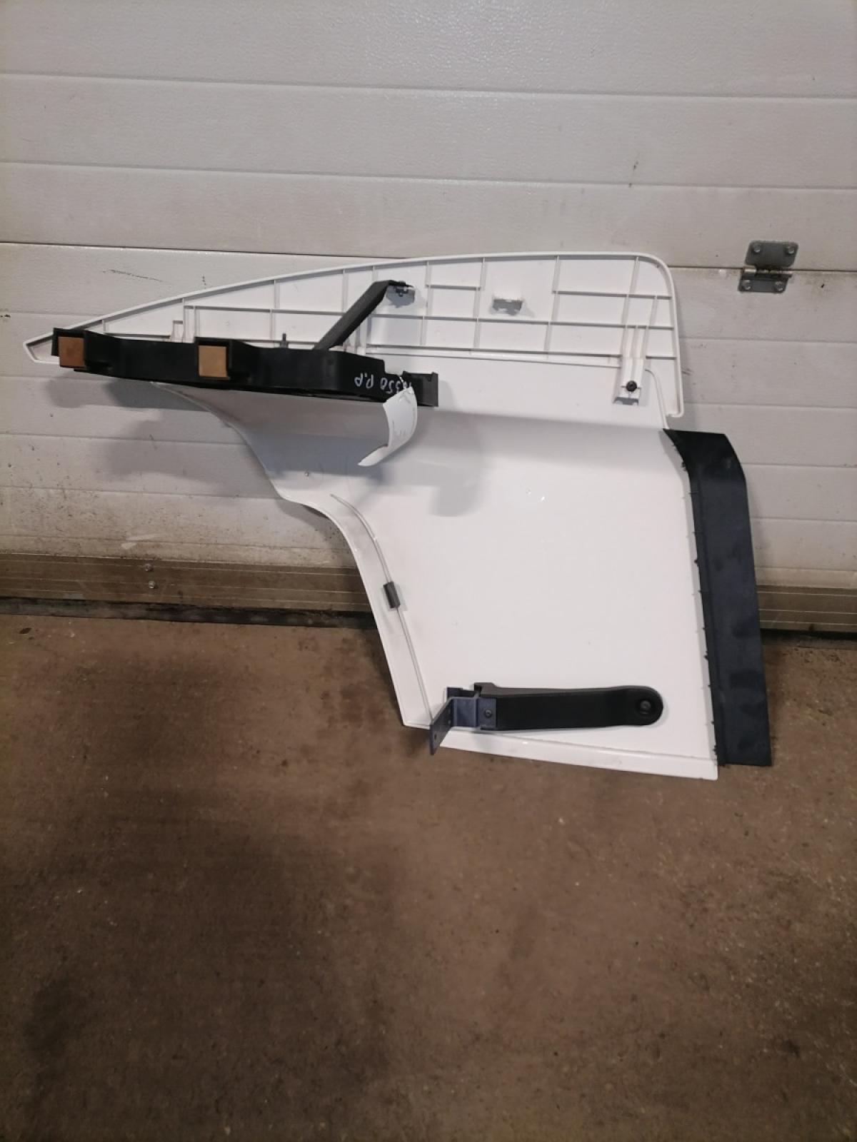 Kabiini tuulesuunaja, ülemine parem