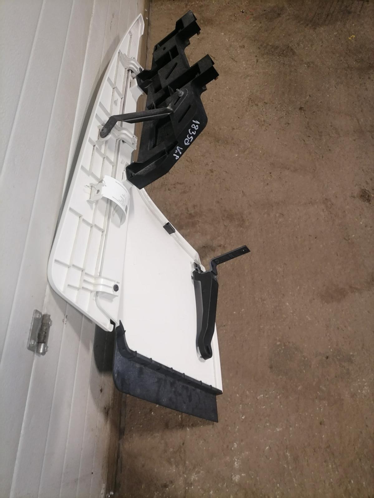 Kabiini tuulesuunaja, ülemine vasak