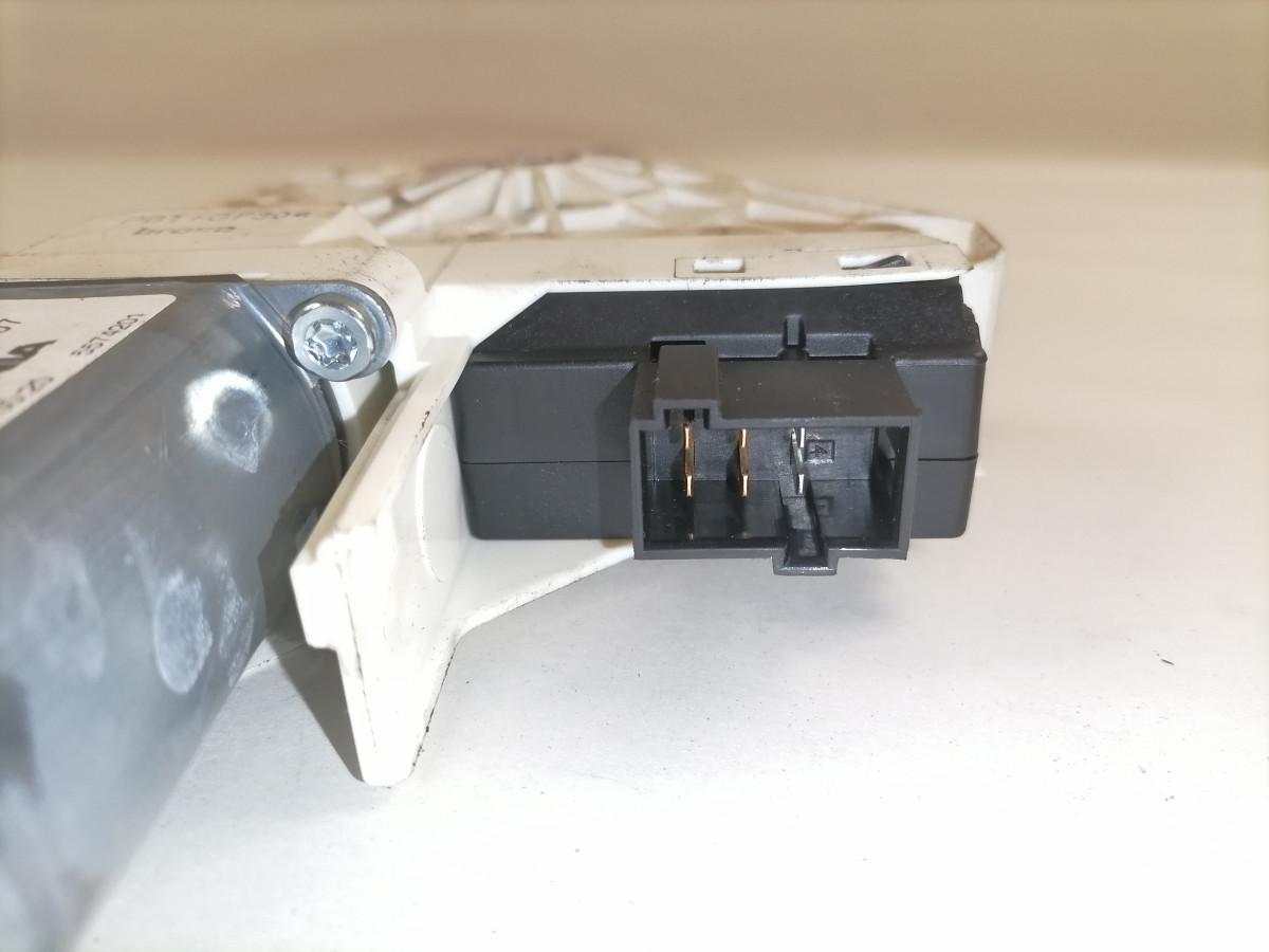 Küljeklaasi tõstuk