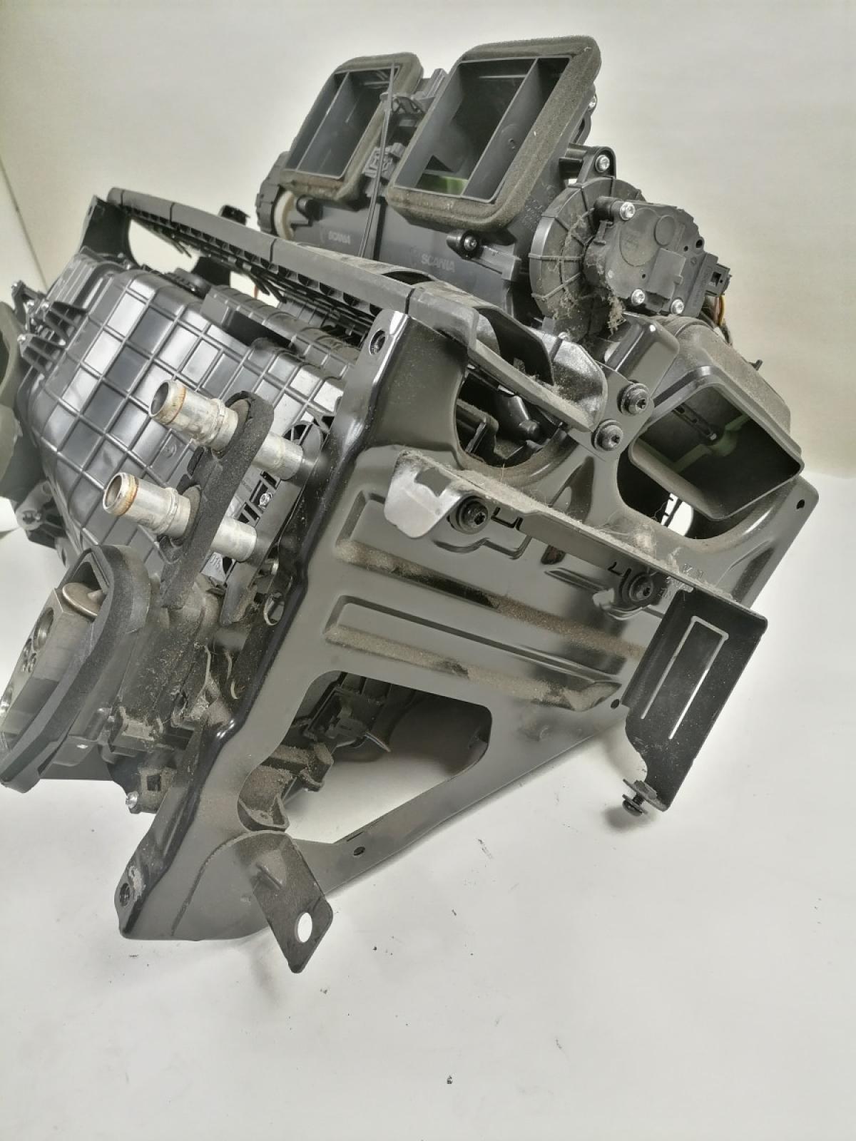 Salongi radiaatorite korpus, komplektne