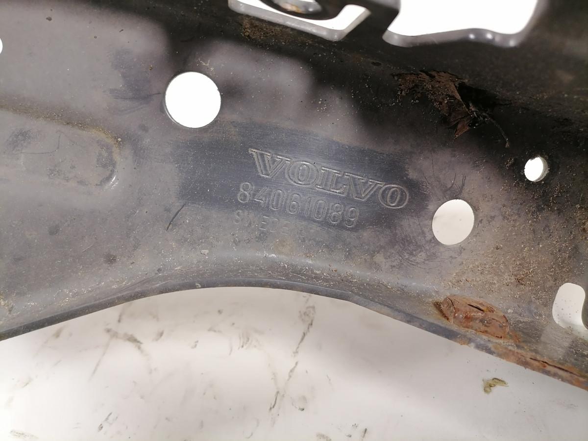 Esitule kinnitusraam, vasak