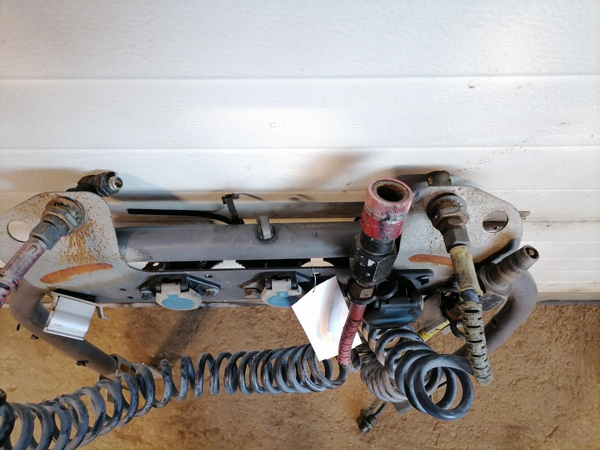 Kabiini tagune haagise pistikute kinnitusraam