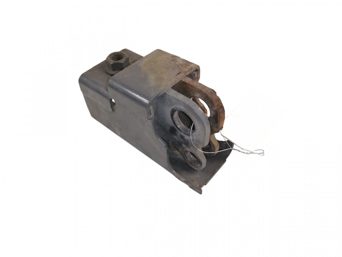 Volvo esikaitseraua kandur, parem