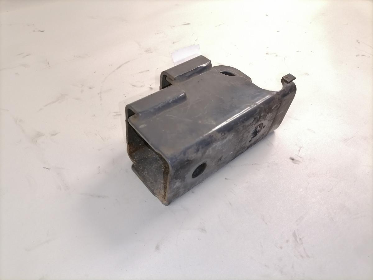 Volvo esikaitseraua kandur, parem