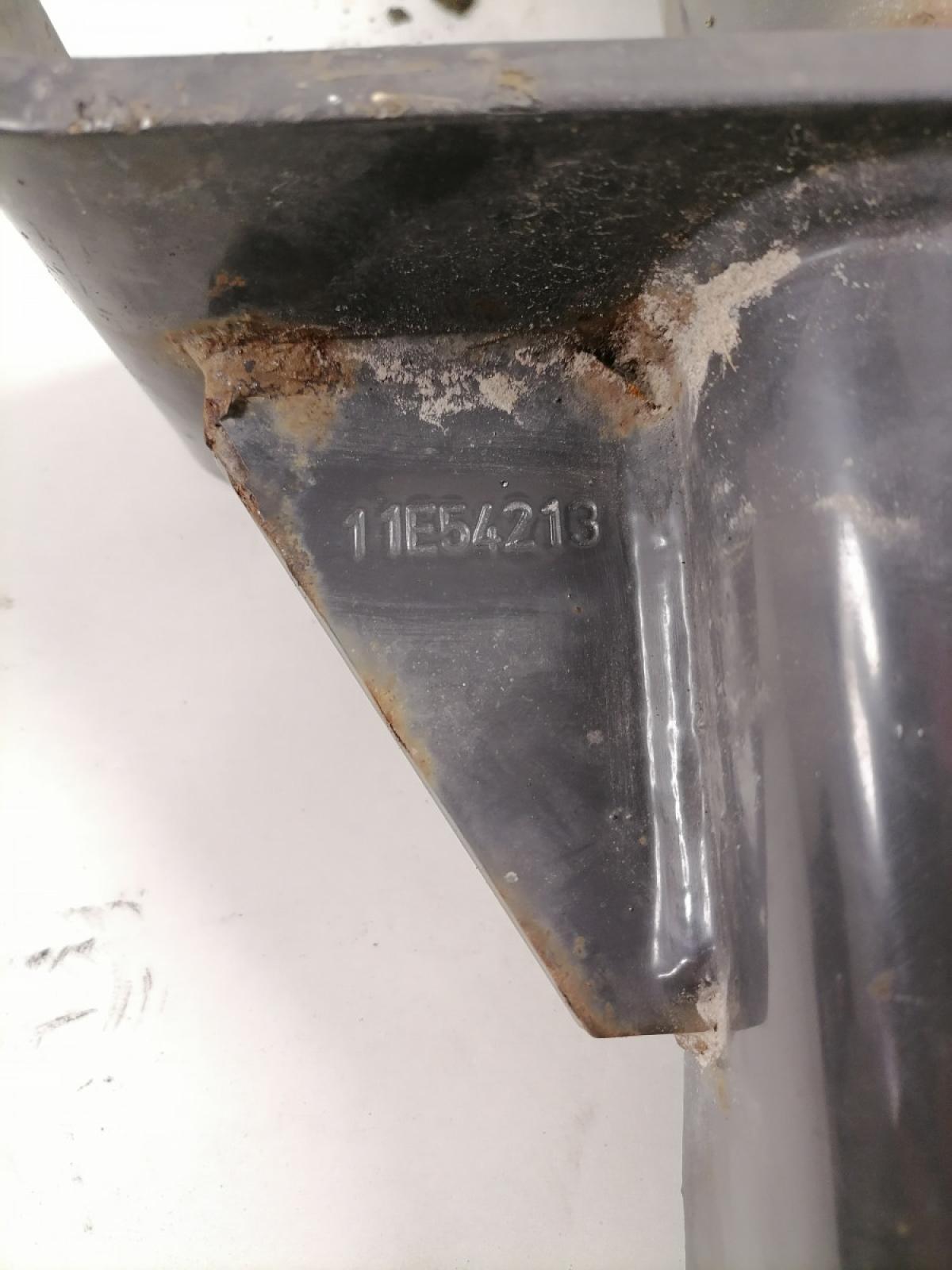 Volvo esikaitseraua kandur, parem