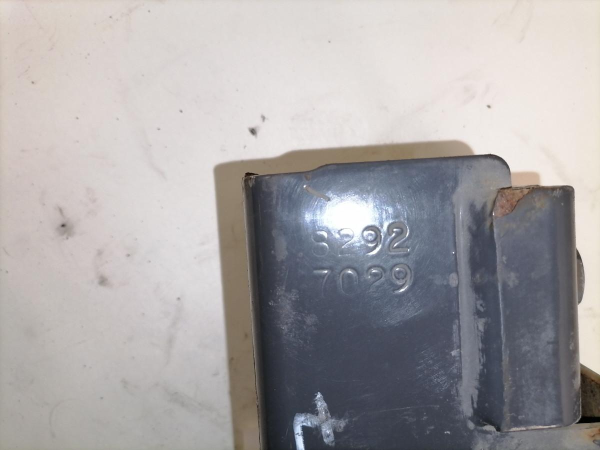 Volvo esikaitseraua kandur, vasak