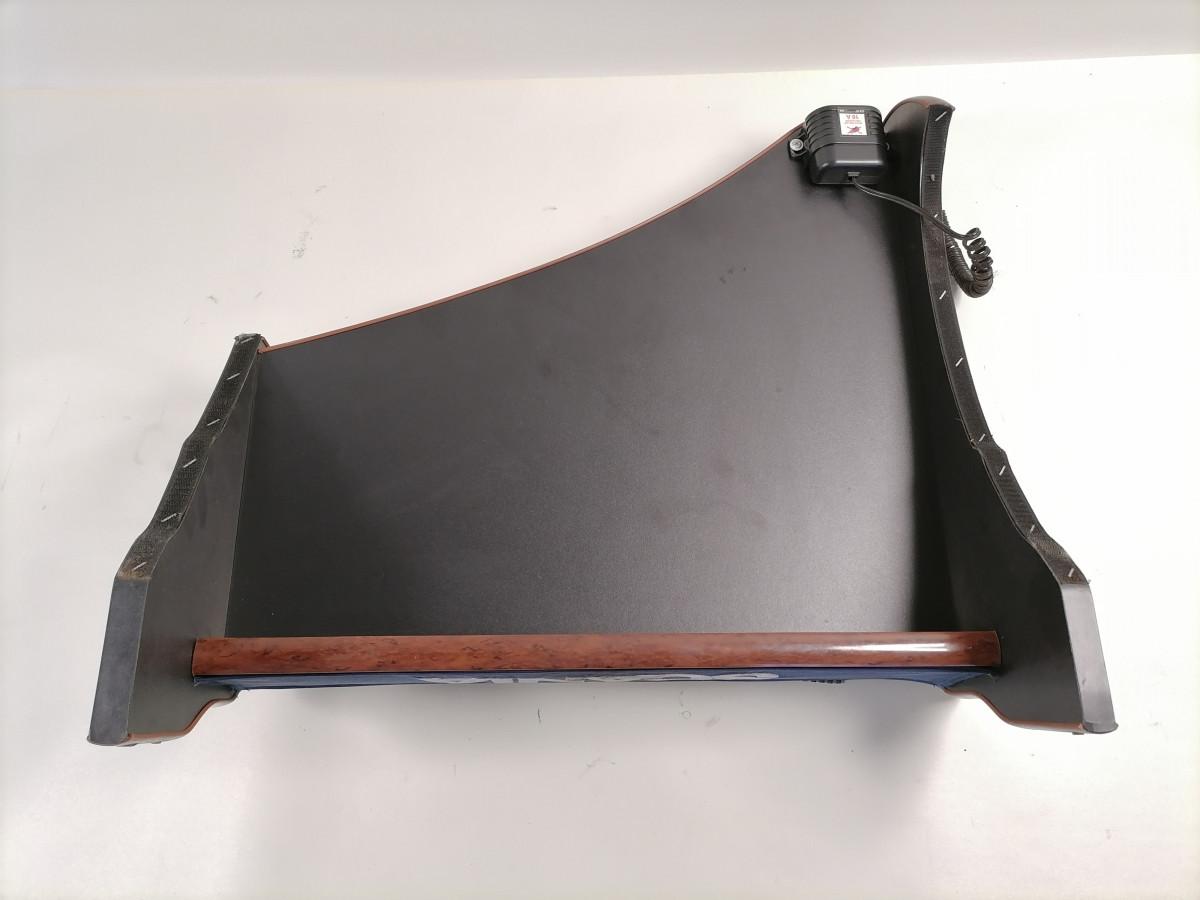 Armatuurlaua pealne lisalaud