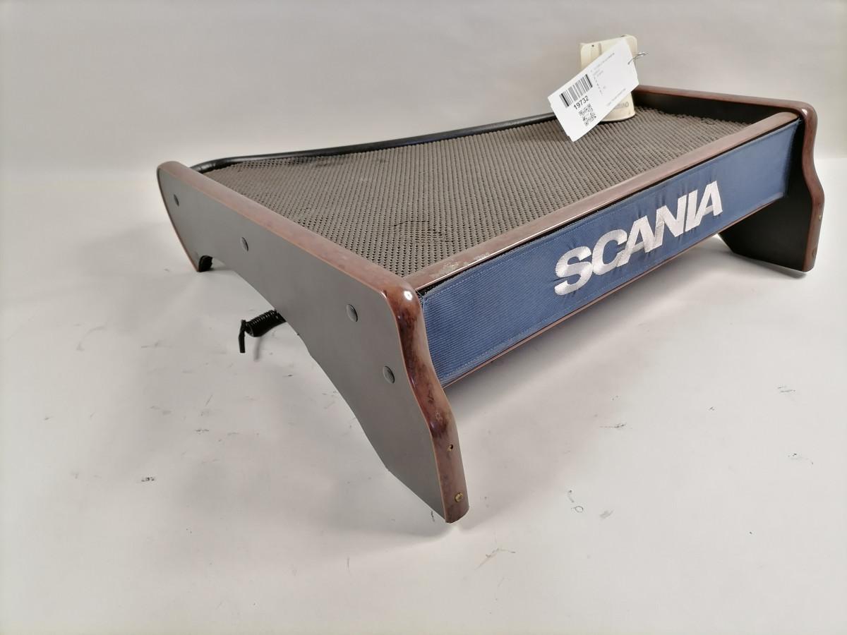 Armatuurlaua pealne lisalaud