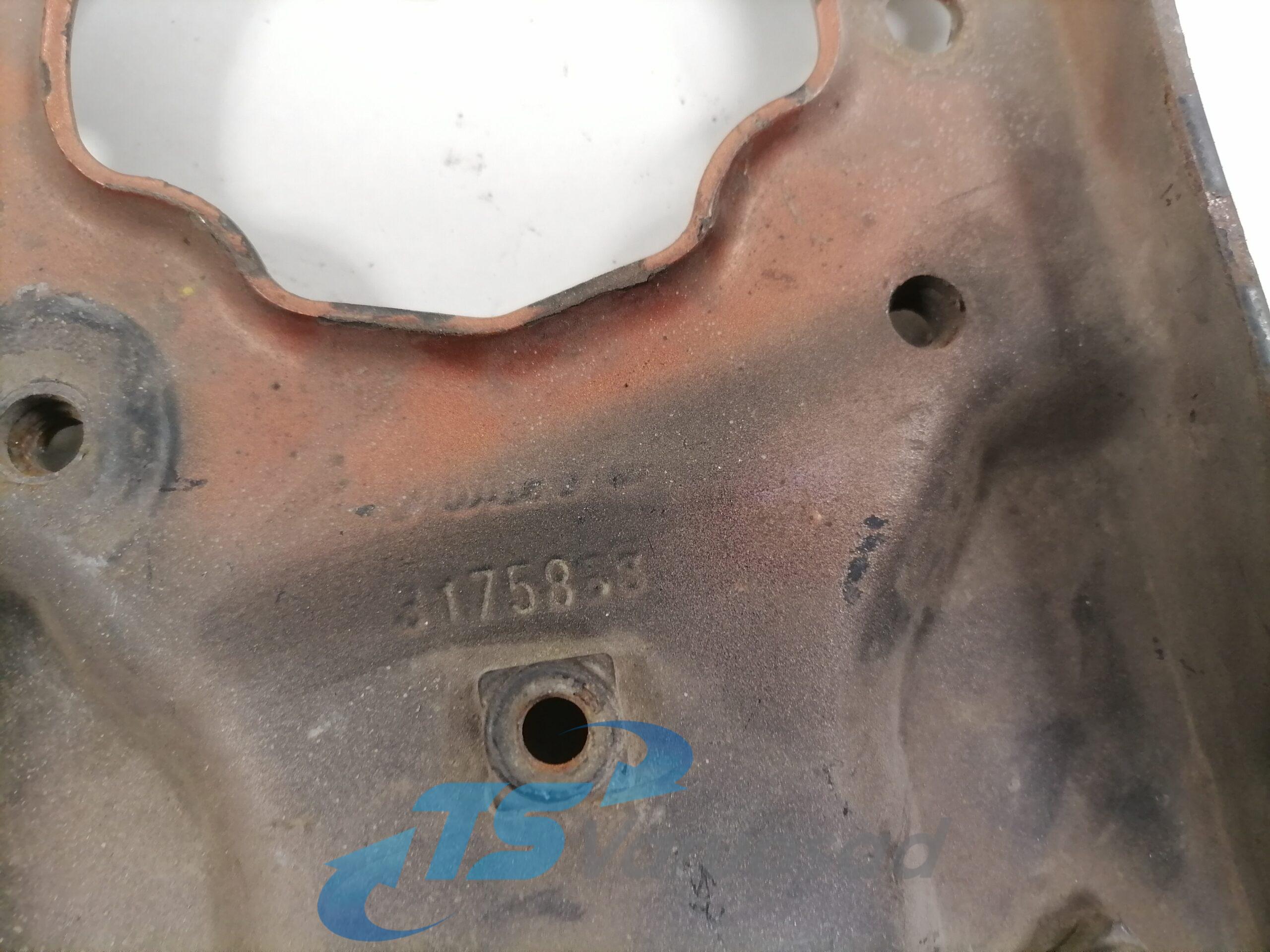 Esitule kinnitusraam, parem