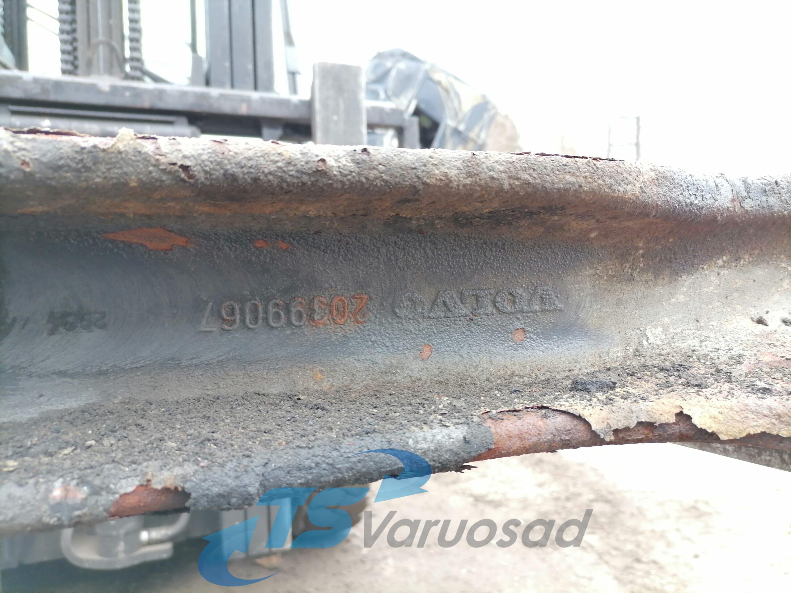 Volvo esisilla tala