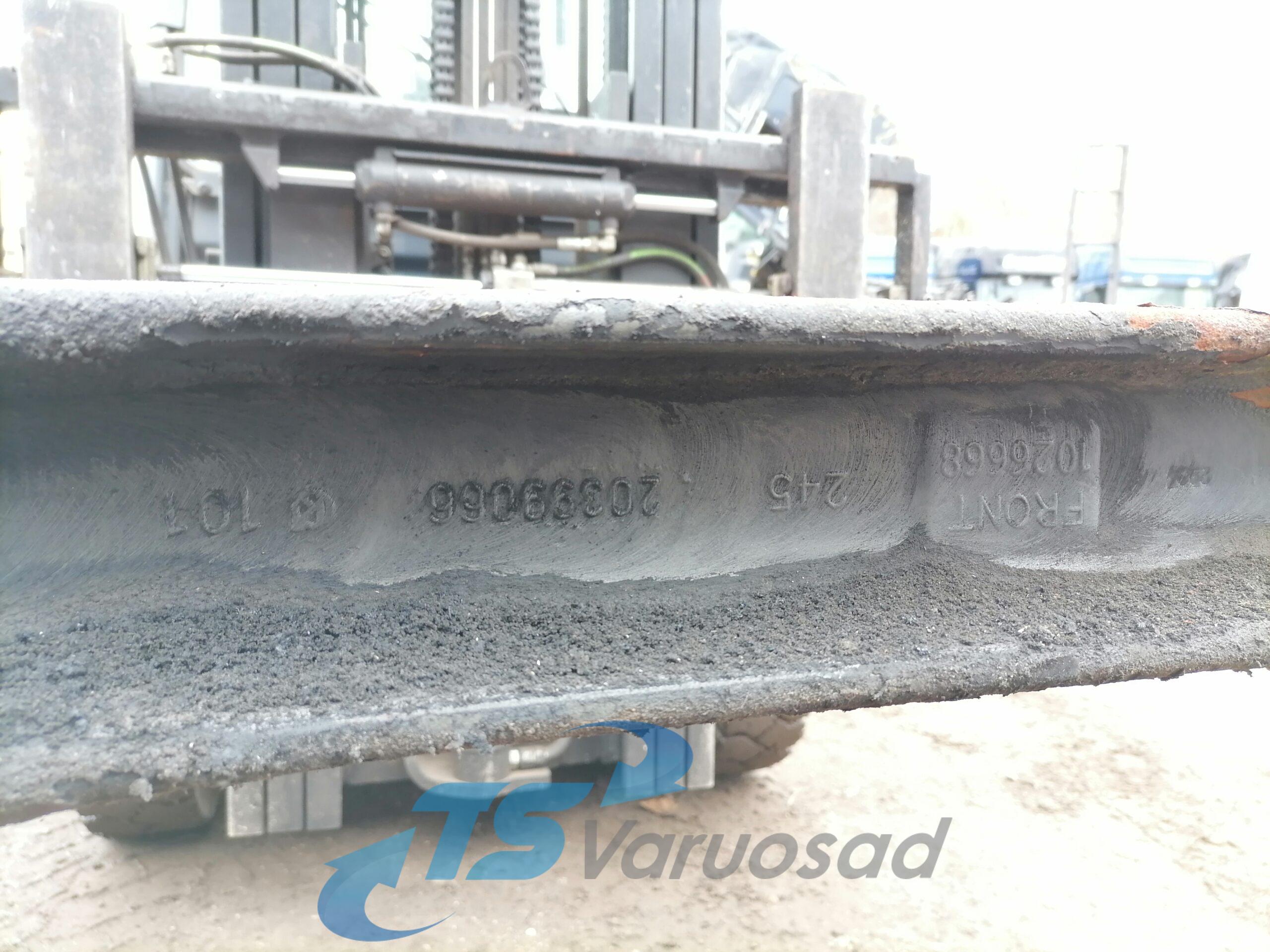 Volvo esisilla tala