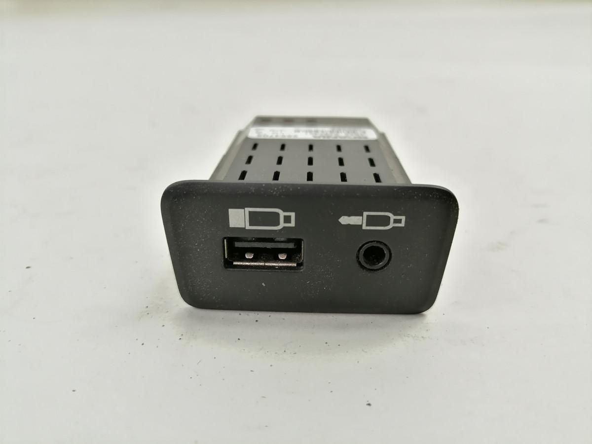 USB/AUX pistikute paneel